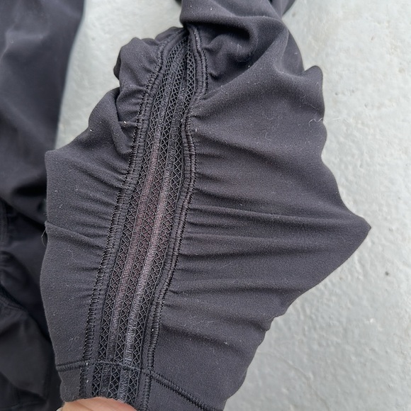 Ivivva Girls Black Capri Scrunched Leggings Size 12 - Picture 5 of 8